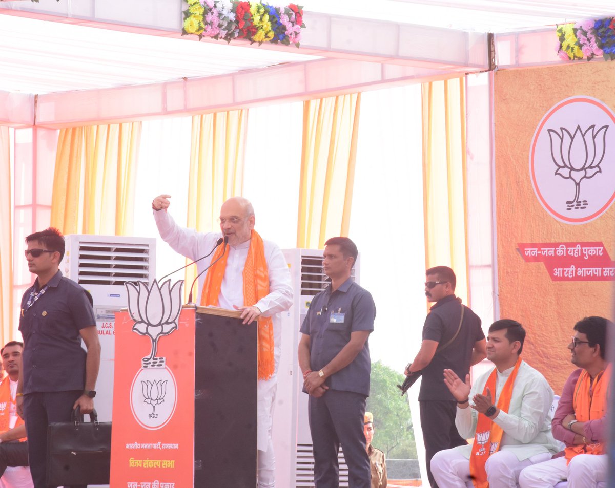 pravinmalibjp's tweet photo. भाजपमय रानीवाड़ा,
भाजपमय राजस्थान…✌️

आदरणीय केन्द्रीय गृह एवं सहकारिता मंत्री श्री @AmitShah जी की अध्यक्षता में आज रानीवाड़ा विधानसभा में आयोजित चुनावी जनसभा में उपस्थित रहकर गृह मंत्री जी का प्रेरक मार्गदर्शन प्राप्त किया। 

इस सभा में उमड़ा जन सैलाब दर्शाता है, कि राजस्थान में परिवर्तन का उद्घोष होगा और कमल खिलेगा।

#राजस्थान_में_चप्पा_चप्पा_भाजपा 
#Rajasthan #RajasthanElection #BJP4IND #BJP4Rajasthan
