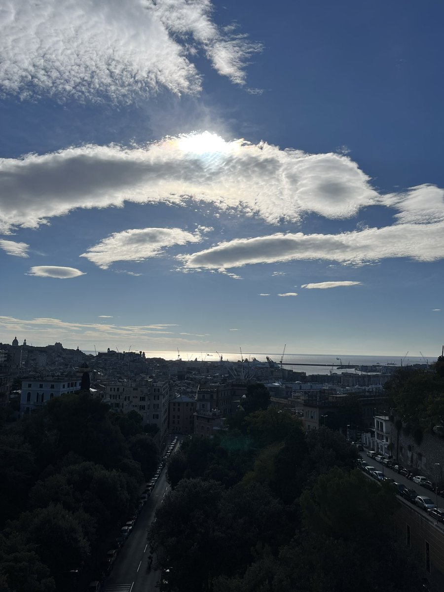 FCoticchia's tweet photo. Ufficio (nuvole, esterno / interno) #DISPI #UNIGE #Genova https://t.co/H4Nl4Tf1b9