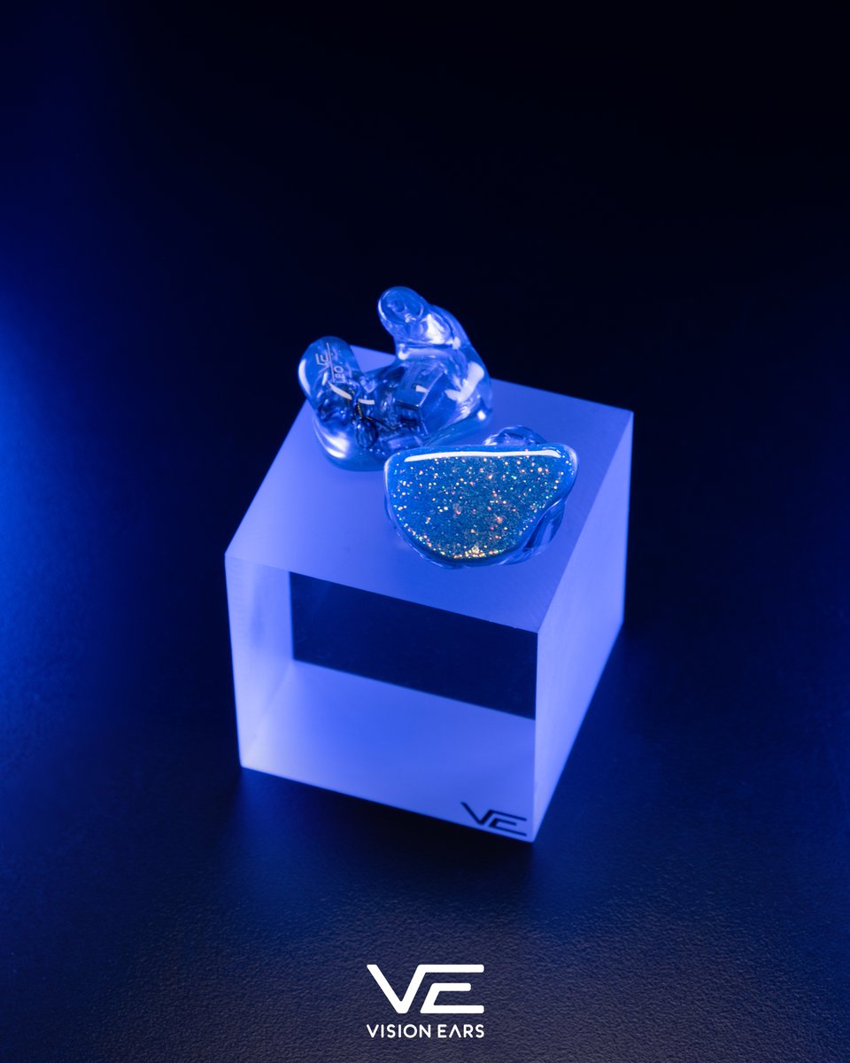 VisionEars_de's tweet image. It’s getting frosty outside! ❄️

That&apos;s why we have for you today: VE8 with crystal blue shell and sparkle topas faceplate!

#ve #visionears #inearmonitoring #custominear #handcraftedincologne