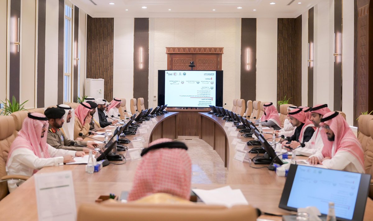 .. سمو أمير المنطقة يرأس إجتماع استعراض تشغيل مشروع الإسعاف الجوي بحضور مدير الهلال الأحمر بالمنطقة الدكتور ثامر بن يتيم .. حيث بلغ عدد المهابط المعتمدة 26 مهبط وأشاد سموه بدور الهلال الأحمر في توفير الخدمات الطبية الطارئة والمساهمة في إنقاذ الأرواح ومساعدة المصابين والمرضى ..