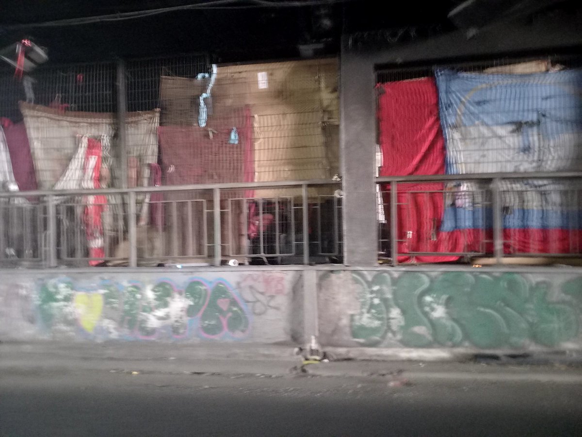 PBC378's tweet photo. @STGOSeLevanta Y bajo la alameda en el paso bajo nivel de Lira y V. Subercaseaux, otros rucos. Desalojan un lugar y se les meten 10 carpas en otro. Impresionante la incapacidad de resolver @ana_maria_yanez @Orrego @CamilaDavagnino @contimartinez @Carolina_Toha @EduardoVergaraB https://t.co/j3gdb45wtn