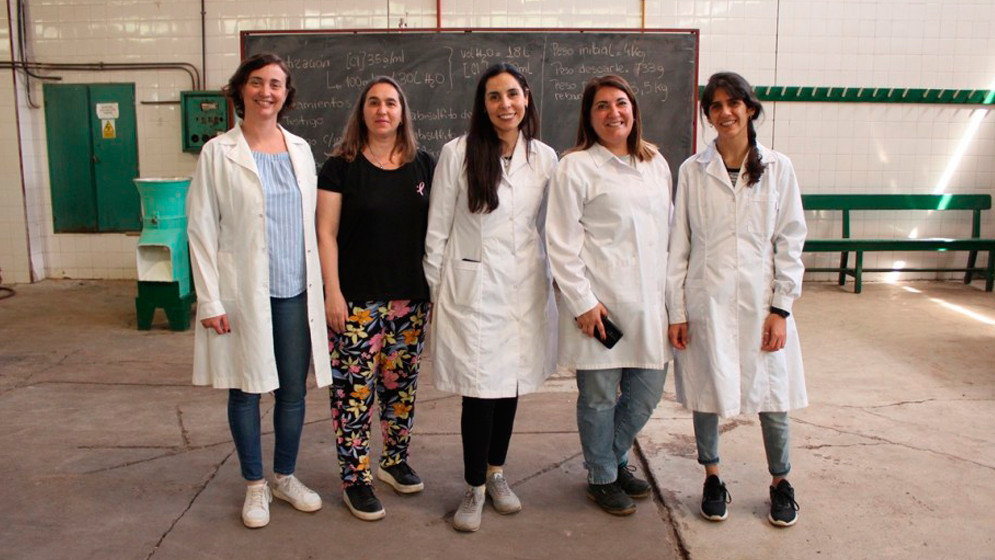 CONICETMendoza's tweet photo. 🔵Trabajan en el desarrollo de un alimento funcional con propiedades antitumorales

Será en base a subproductos residuales de la industria del tomate, vino, ajo y oliva. Participan especialistas del #IMBECU, el #IBAM, la @uncuyo y @MinSaludMza 

✍️ https://t.co/joD09aWQSI https://t.co/1zfB1DZ9cf