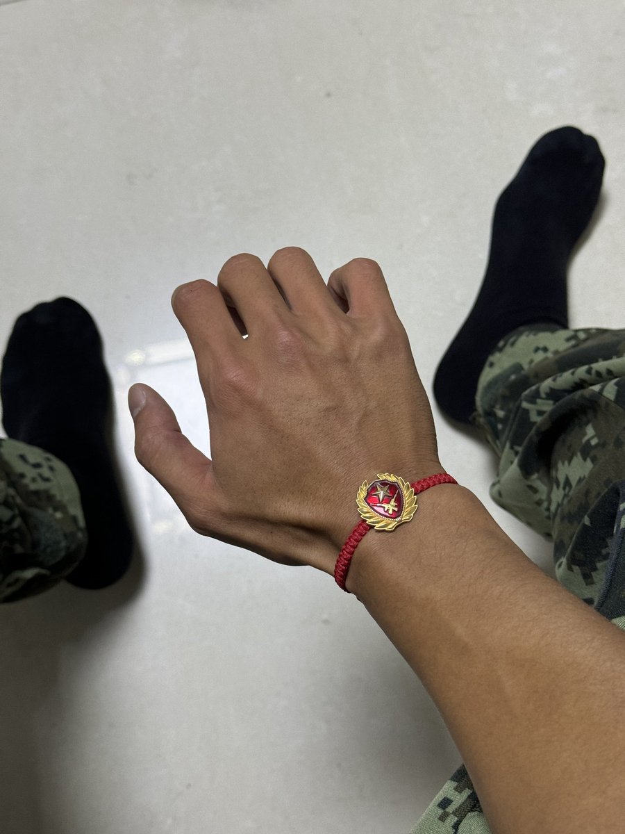 jige_PAP's tweet photo. 同款领花手链，正品，战友店铺，今天拍明天发。
领花手链不是金��不是银，个人觉得是一种情怀，保留住橄榄绿的青春 https://t.co/fDU8I7K5dW