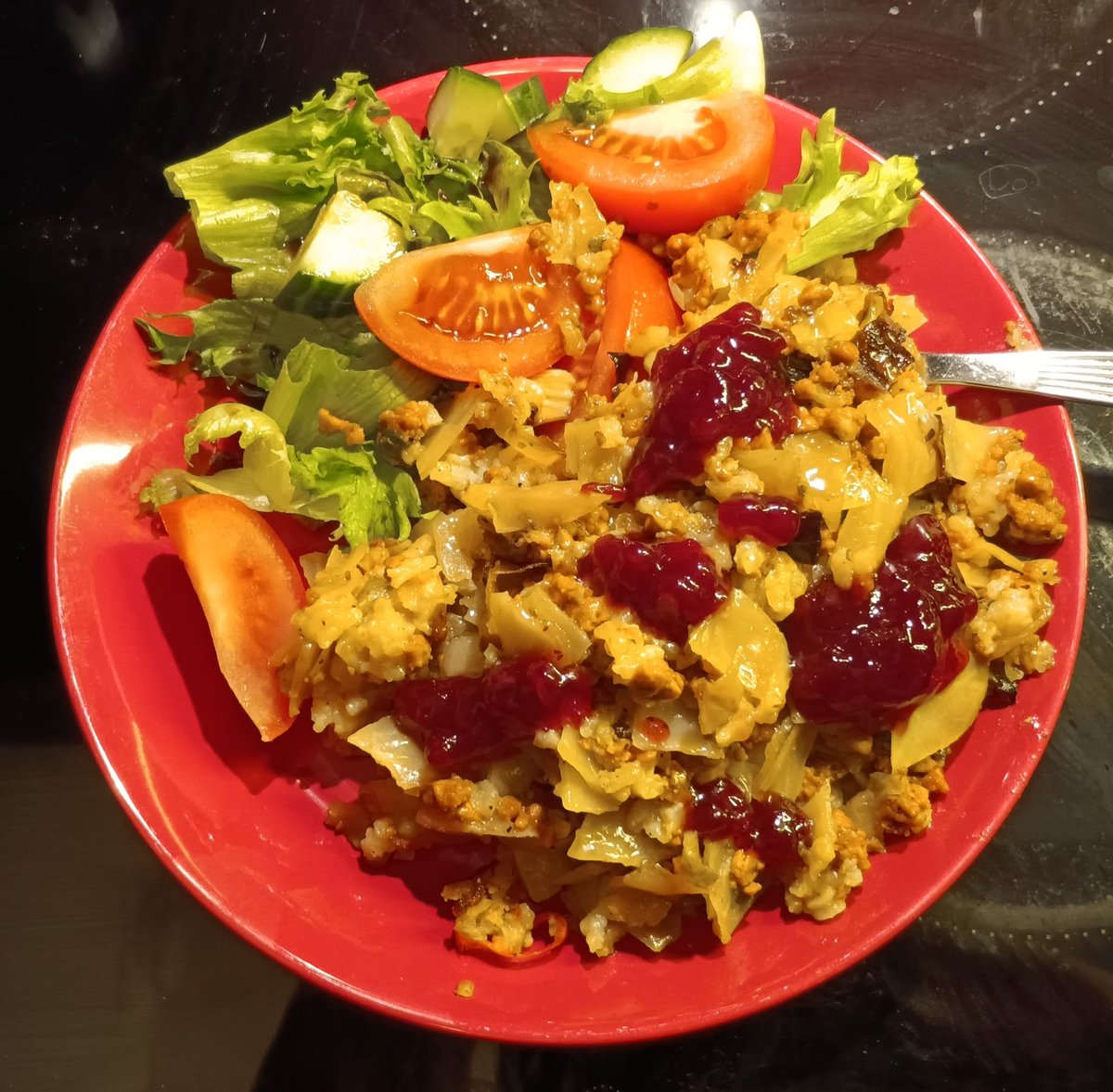 Sarjasta etätyöläisen lounas.
Tein sunnuntaina valtavan vuuallisen kaalilaatikkoa, ja joo, kasvisjauhelihasta.
Ei tippaakaan harmita syödä tätä koko viikko. Ihan ykkös arkiruokaa.