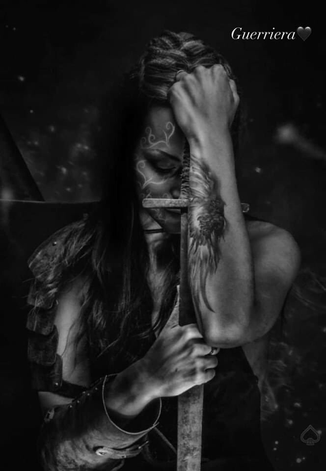 Nunca quisiste ser princesa...
Siempre te has visto como un guerrera...
Nadie puede tocar tu alma..
¿Por qué llevas esa armadura...?
Como si fuera tu segunda piel..
Orgullosa de nunca conformarse con la victoria..

                 ..🖤
~Guerriera~