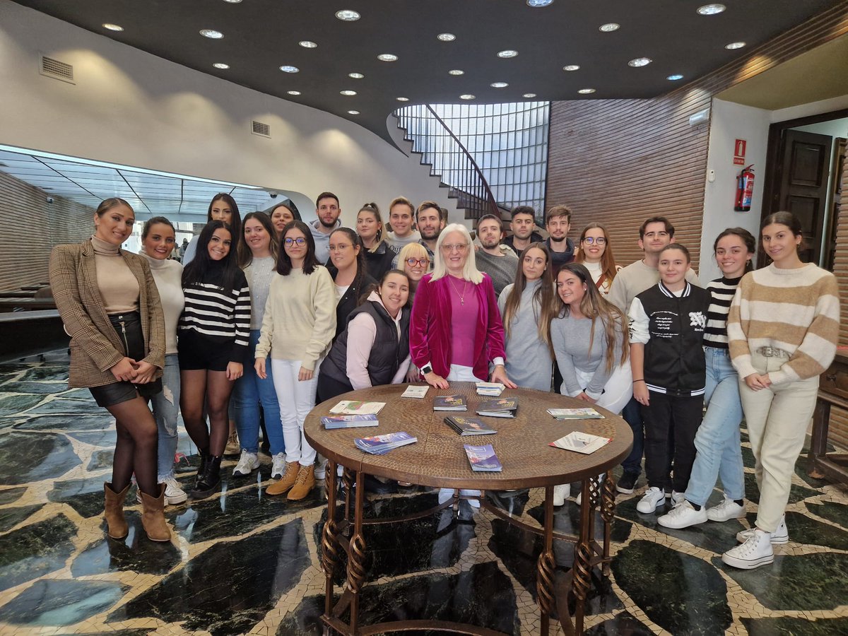 camaraofcordoba's tweet image. Hoy finaliza nuestro curso #PICE de #Cajero reponedor de @Piedra_Oficial  #Proxi y #MásAhorro de la mano de @pilarmbuisan @ProgramaPICE 
👉25 alumnos formados que comienzan las prácticas mañana
#GarantíaJuvenil #GeneraciónPICE #jóvenes #formación