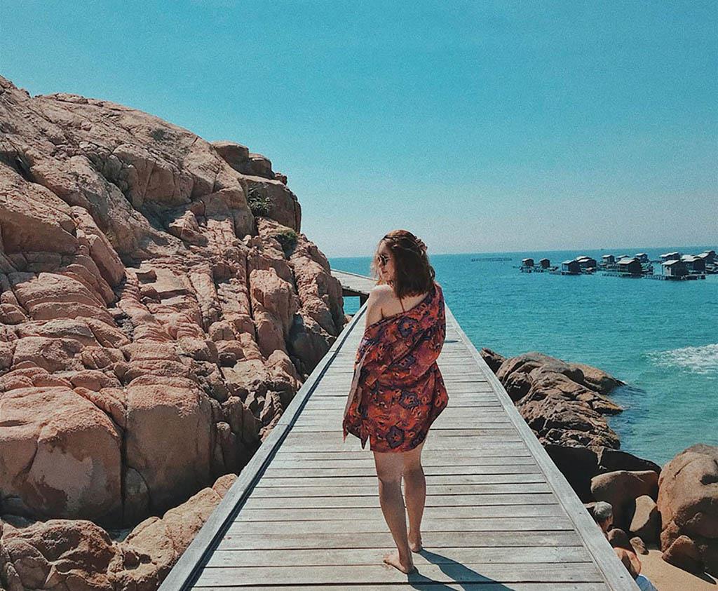 DieuDieu29's tweet photo. In the rainy season, I reminisce about the sunny days. Quy Nhơn, my hometown, is blessed with a beautiful sea. If you travel here in the future, remember to give me a call, my friends HiHi.... #SGG #holotravel #honkho
----Hòn Khô Island---- https://t.co/mrL3lSsmG7