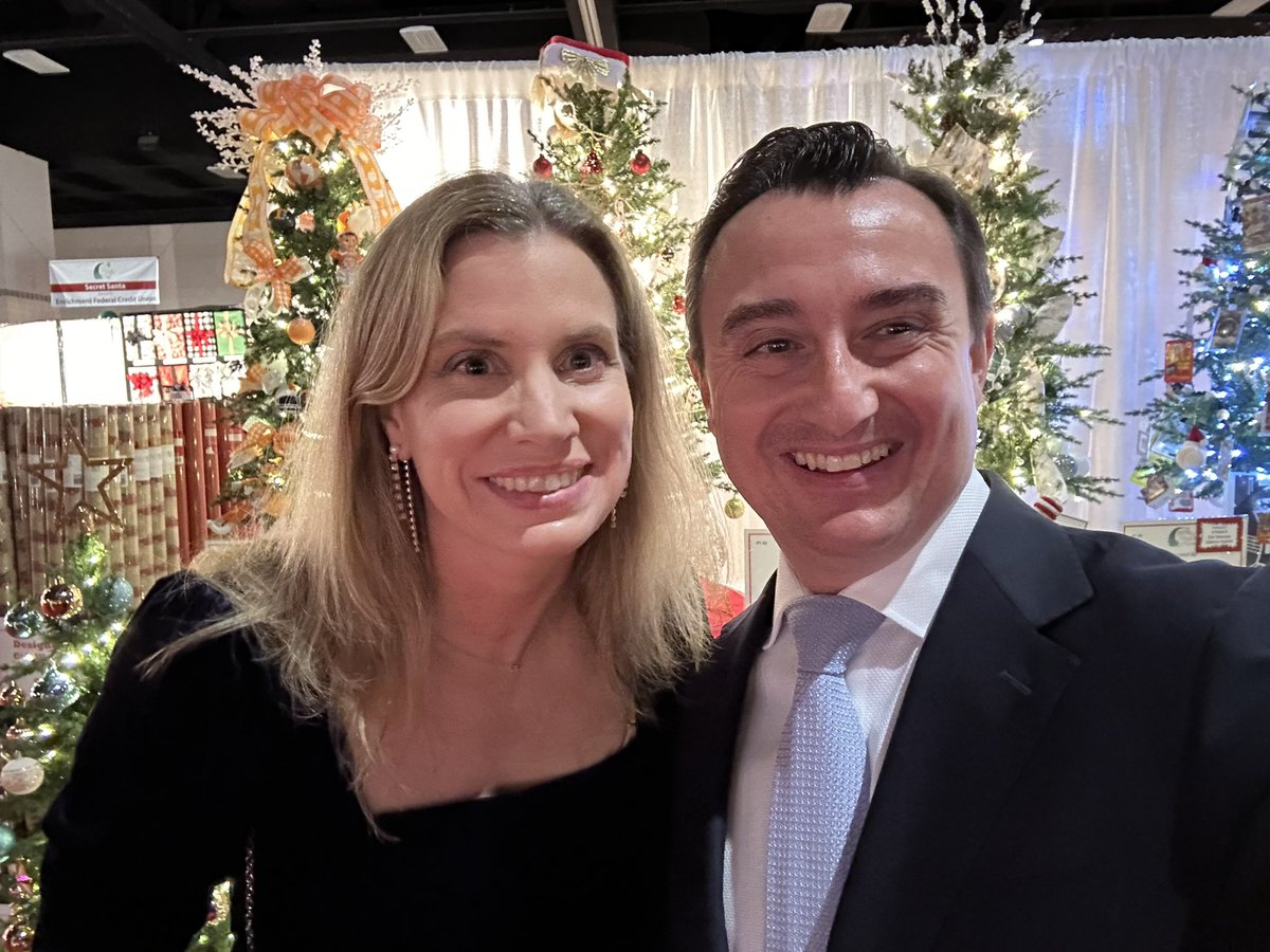 JohnsonStephenR's tweet photo. Fantasy of Trees Gala with @_AmyBJohnson https://t.co/BJtu38yfRM
