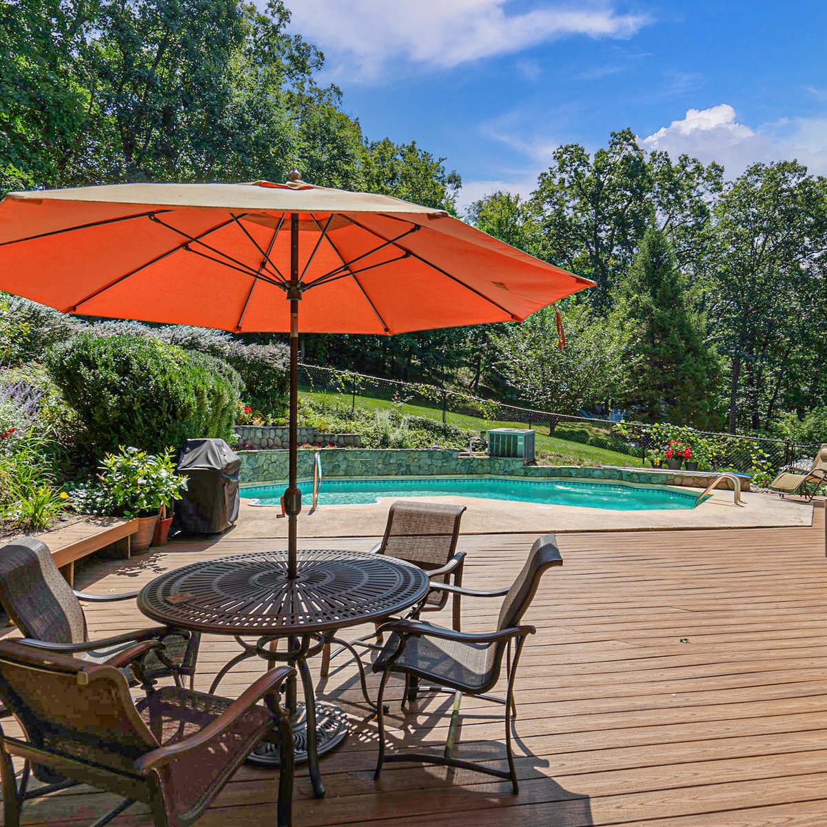 TrudiIglesias's tweet image. Sold for $30,000 over asking. How has the value of your home changed this year? 
Find out instantly through the link in our bio or DM to schedule your in-depth valuation and marketing strategy.
#theiglesiasteam #bedford #bedfordrealestate