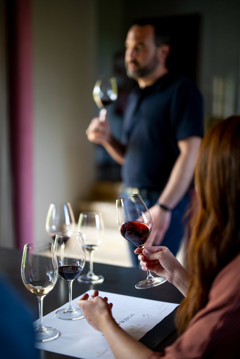 Descubre el encanto de Bodegas Murua, donde la pasión por el vino se combina con la belleza de la Rioja Alavesa 🍇🍷 En cada rincón de esta bodega, encontrarás la historia y tradición vinícola que ha perdurado por generaciones.

#masaveubodegas #bodegasmurua #riojaalavesa