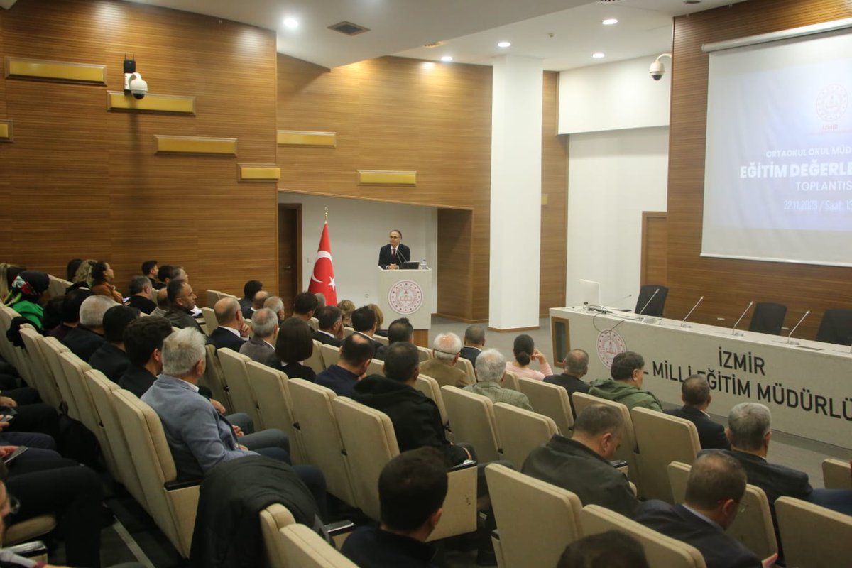 izmir_ilmem's tweet photo. İl Milli Eğitim Müdürümüz Dr. Ömer Yahşi'nin katılımlarıyla ortaokul kurum müdürleri ile  Eğitim Değerlendirme Toplantısı gerçekleştirildi.
@tcmeb @Yusuf__Tekin @yahsiomer https://t.co/HdI8j7vtA4