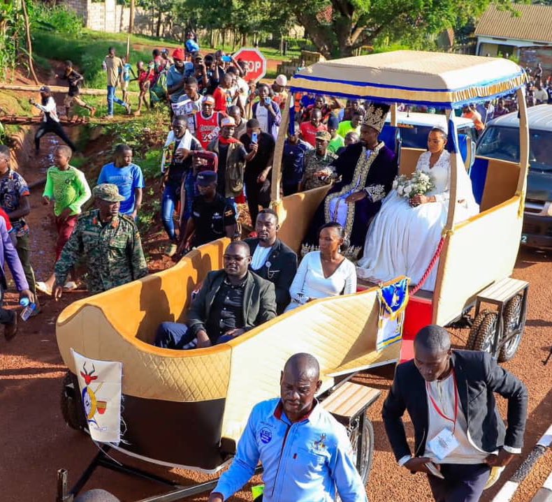 I extend my appreciation to @KiiraMotors for Manufacturing the Royal Carriage which was Originally designed by Engineer Madanda (a great son of Busoga). The Royal Carriage was designed like a Boat to represent; L.Victoria, R.Nile and Lake Kyoga that flow around of Busoga. 1/2