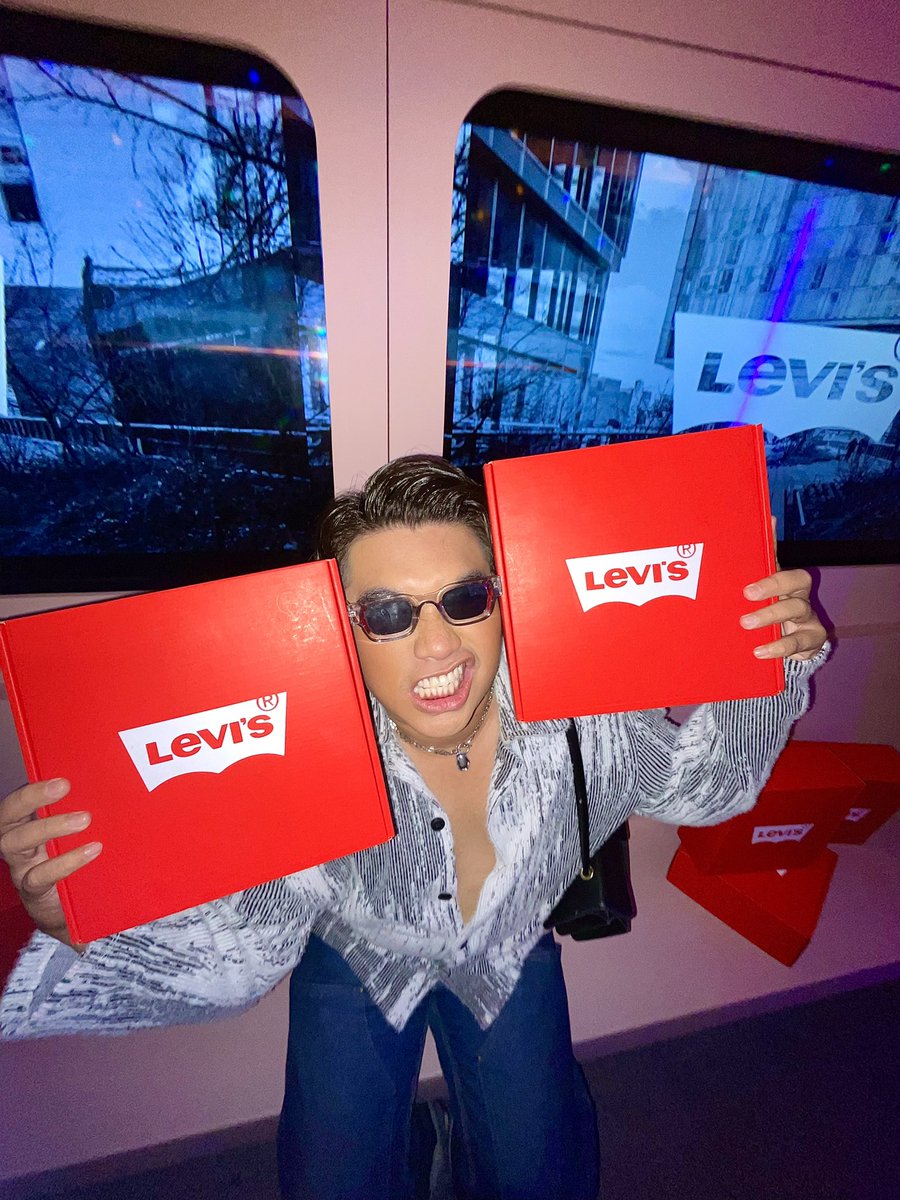 hana_beshie's tweet photo. It gave what it needed to give 🛍🎄#itsGivingseason #LevisPH https://t.co/i8xdgt4IGO