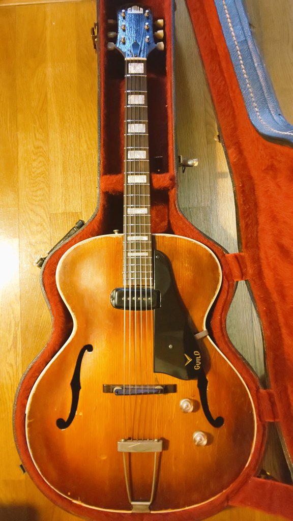 TNetduetto's tweet photo. 1953 Guild guitars

#名刺代わりにギターを一本 https://t.co/kmgocnTHUS