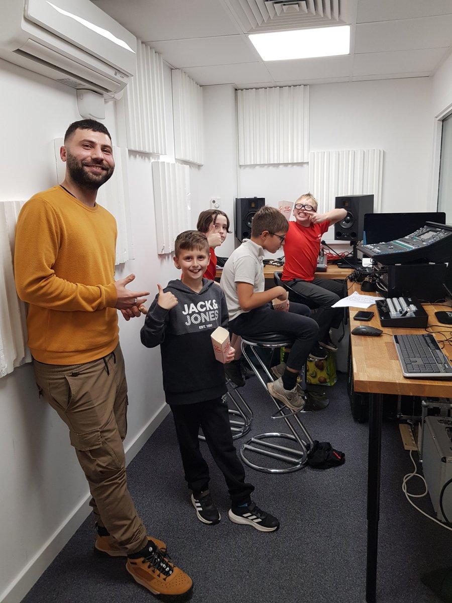 Our P7/S1 Youth Rap Project is into its third week. After doing some lyric writing and beat-making with tutors Jack & Melih, it's on to recording next! #YMIScotland @CreativeScots