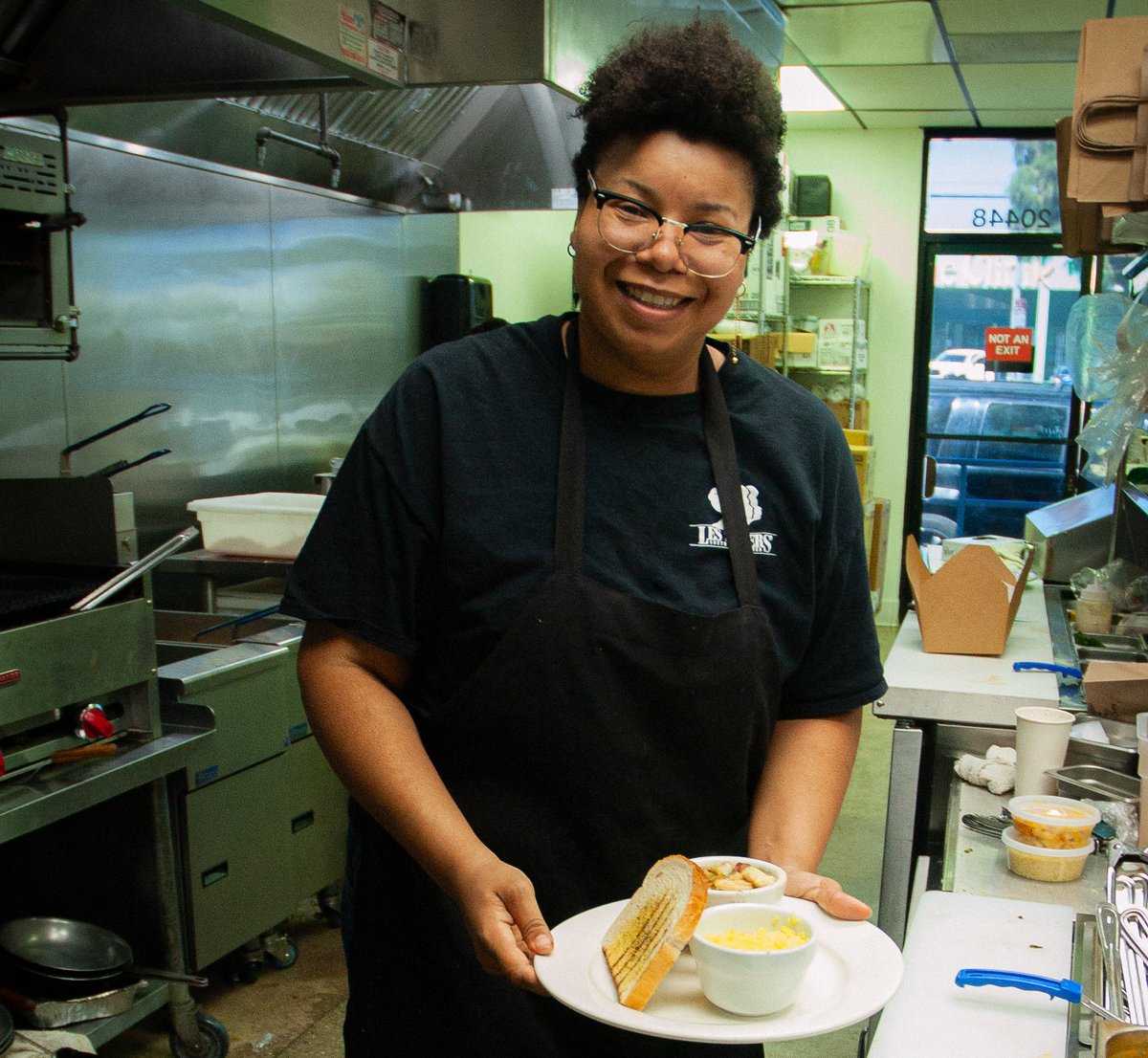 Today on #Gravy Rebecca Katz takes us to California’s San Fernando Valley, where 3 Black women created a thriving soul food institution in one of the area’s whitest suburbs. Listen wherever you get your podcasts.

southernfoodways.org/gravy/tasting-…