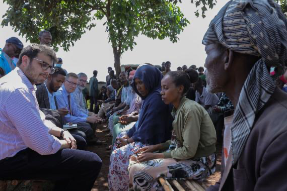 EnagnCampaign's tweet photo. “…these vulnerable women, men &amp; children were displaced due to the conflict in Oromia &amp; have been in Assosa for around 2 yrs. They’re not optimistic they’ll be able to return home anytime soon &amp; not even sure what they’ll go back to as they have lost everything.”@DarrenWelchFCDO https://t.co/wlTzTGYt3Q