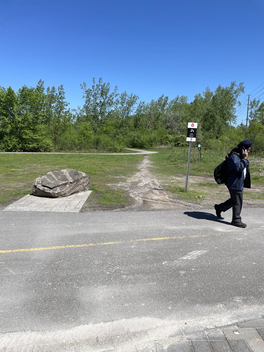rail613's tweet photo. @RideauElvis @OccTranspo @ABetterOttawa From a different angle, #Desireline looks level to me.
Why would anyone want to walk a curve to enter /exit the Station? https://t.co/j4Y9OPmV3H