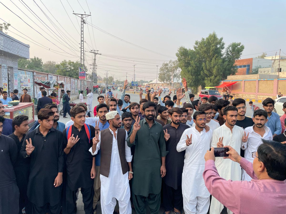 drmakhdoom2003's tweet photo. افسوس اس بات کا ہے کہ گورنمنٹ میں بیٹھے ہوئے لوگ اپنے زمانے کی سوچ کی بنیاد پر فرسودہ فیصلے لے رہے ہیں اور جب ان کی شکایت لے کر عدالتوں میں جاتے ہیں تو ہمارے بچوں کوئی غلط ثابت کرکے انصاف نہیں دیا جاتا مطلب نہ گورنمٹ ساتھ دے رہی ہے نہ عدالتیں انصاف 🙏🥹@MaqboolBaqar
 #mcat2023 https://t.co/AoyleFVfCH