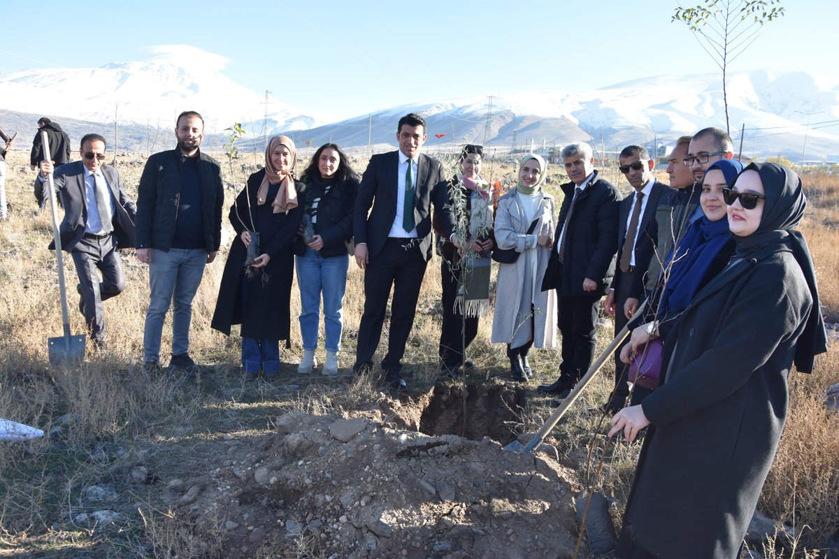 igdirmem76's tweet photo. Milli Eğitim Müdürümüz Sn. Servet CANLI, Öğretmenler Günü Haftası kapsamında gerçekleştirilen Hatıra Ormanı Ağaç Dikimi Etkinliğine katıldı.
@tcmeb @Yusuf__Tekin @valiercanturan @canl_servet https://t.co/tpFomLRZG6