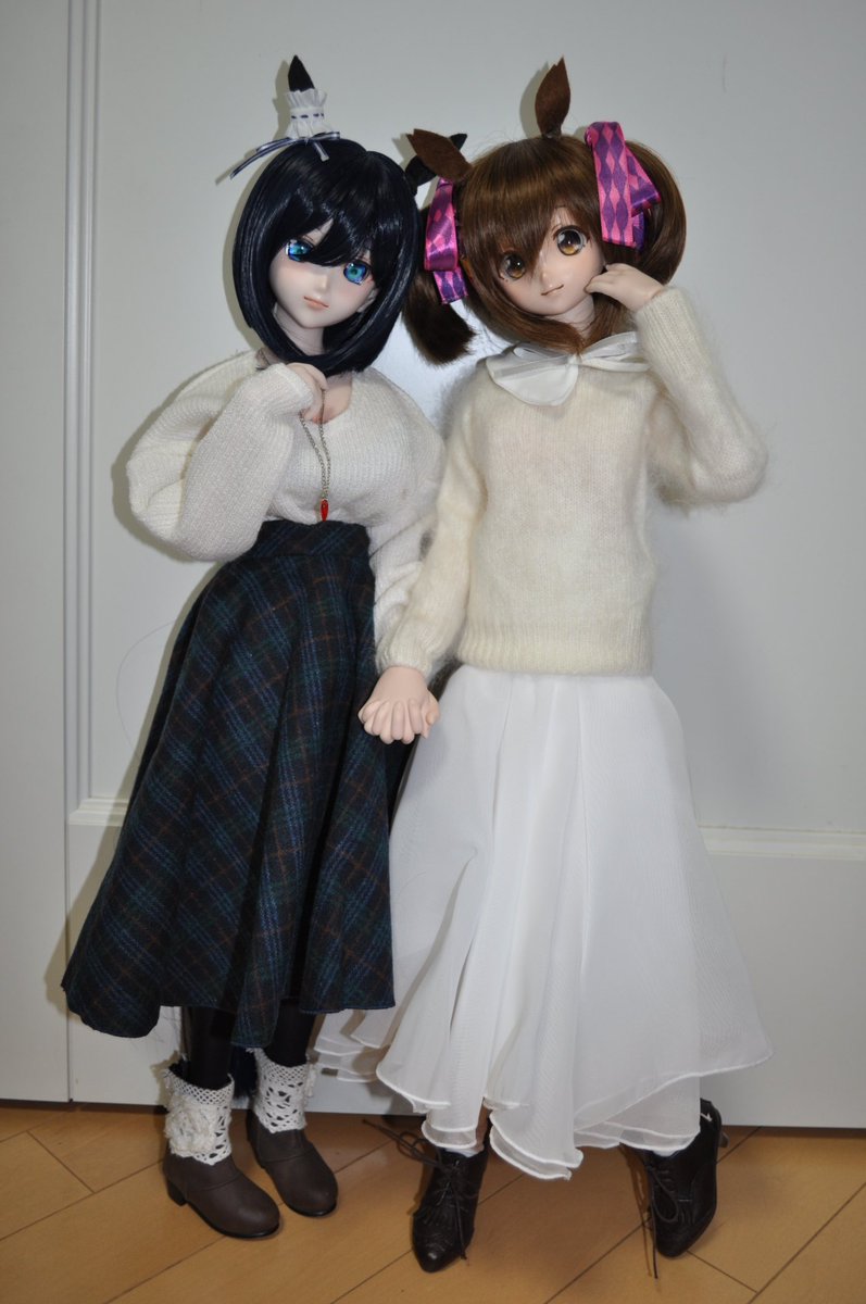 エイシンフラッシュ(ウマ娘) ,スマートファルコン(ウマ娘) 「ちょっと前に手繋ぎハンドが届いたので早速使ってみました 」|わにねずみのイラスト
