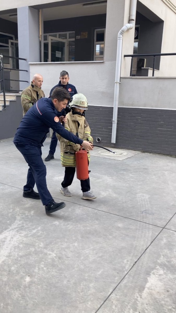 İstanbul itfaiyesinden 2 değerli itfaiyecimiz Abdullah Demir ve Ahmet Poyraz okulumuza gelip önce teorik bilgiler verdiler. Sonrasında uygulamalı olarak yangın söndürmeyi öğrencilerimize gösterdiler. Emekleri için teşekkür ederiz.
