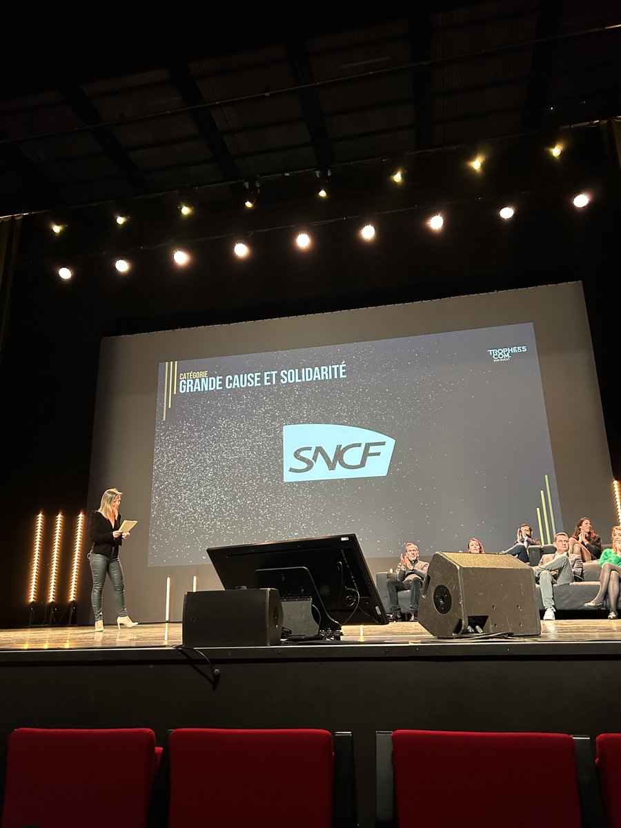 awen_simon's tweet photo. Heureux d’avoir pu participer aux 10 ans des #tropheescom.
@SNCFVoyageurs TER NA a remis le prix Grande cause et solidarité au projet « La robe des victimes ». 🏆
Un bel hommage aux victimes du Mediator réalisé par l’agence @LeVestiaire pour @CoubrisAssocies. 👏 https://t.co/IaL0AHzBYJ