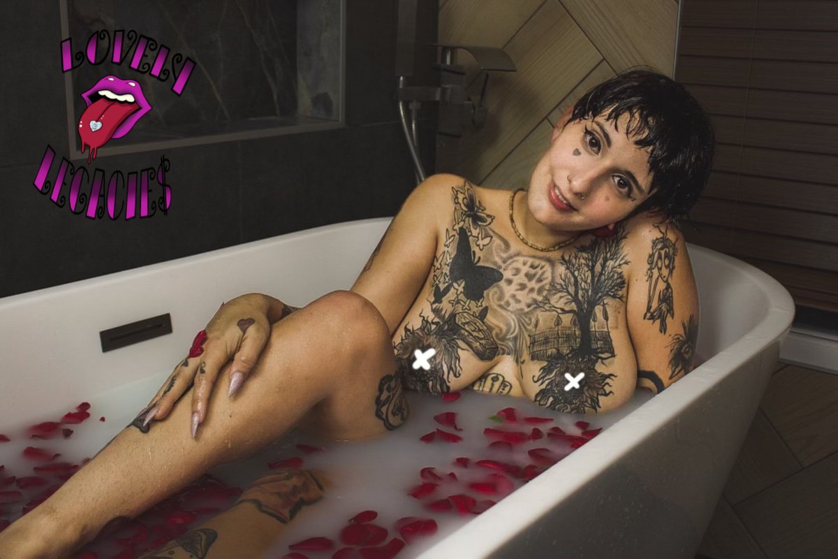 Lov3lyLlc's tweet photo. A wild 3 Nymph captured in true form 🧚🏽‍♀️🥀✨

📸 @OfficialxSkin https://t.co/KVgy3NtJKc