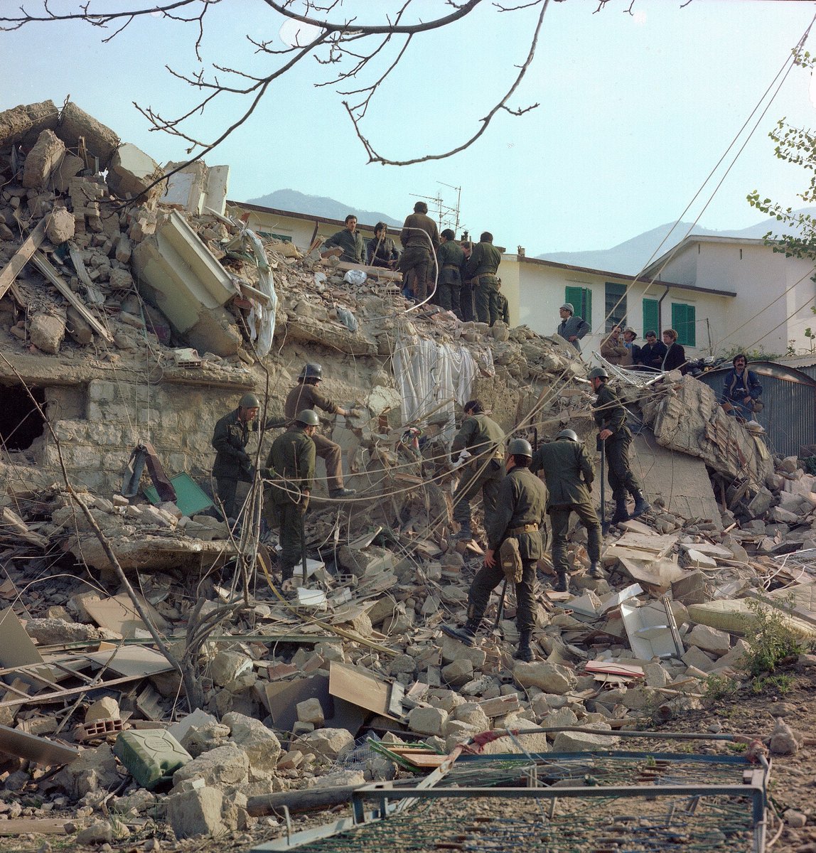 Fate presto! Quando il #23novembre 1980 il terremoto squassò l'#Irpinia mancava un coordinamento nella gestione dei soccorsi. I ritardi e le tante vittime nei paesi distrutti in Campania e Basilicata accelerarono il processo che portò due anni dopo alla nascita del DPC.

📷 VVF
