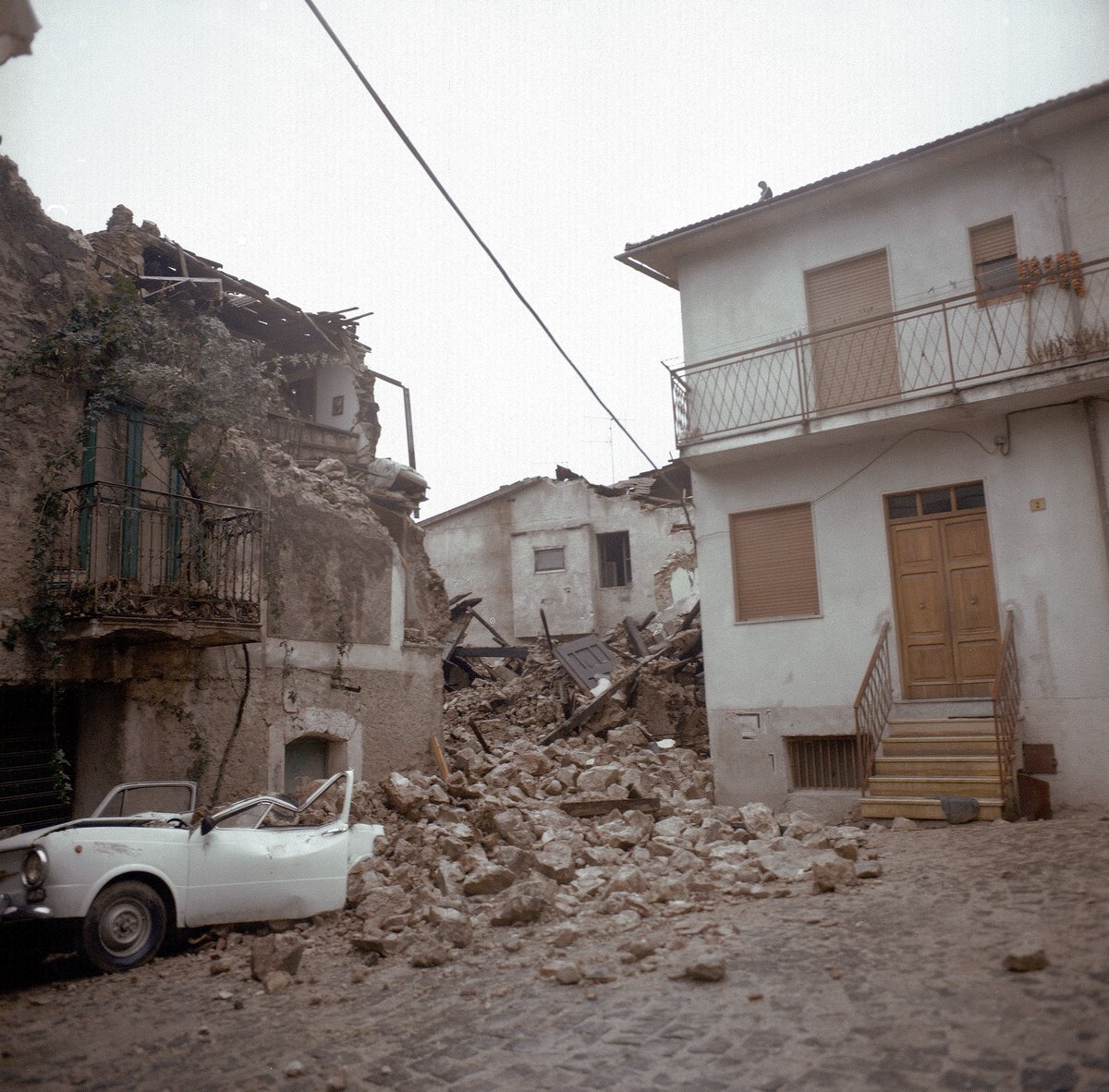 DPCgov's tweet photo. Fate presto! Quando il #23novembre 1980 il terremoto squassò l'#Irpinia mancava un coordinamento nella gestione dei soccorsi. I ritardi e le tante vittime nei paesi distrutti in Campania e Basilicata accelerarono il processo che portò due anni dopo alla nascita del DPC.

📷 VVF https://t.co/CaonxjDc0t