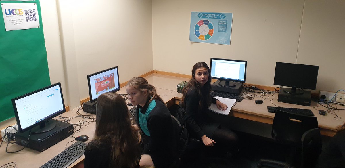 Merched bl8 <a href="/BroEdern/">Ysgol Bro Edern</a> wedi bod yn gweithio'n galed eto heddiw ar dasgau #CyberFirstGirls <a href="/NCSC/">NCSC UK</a> // Our yr8 girls have been working hard again today on the #CyberFirstGirls tasks @CyberFirstWales 

#CyberSecurity #CyberFirst #GirlsIntoCoding #STEM