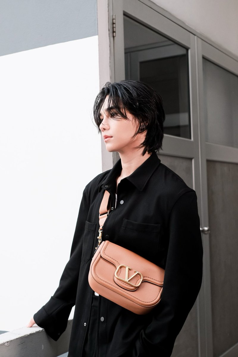 What’s in ur bag?  

<a href="/ValentinoTH/">MaisonValentino_TH</a>
#VALENTINOGARAVANI #AlltimeBag

stay tuned for #VALENTINOGARAVANI pop - up store on 24th November at Siam Paragon, Hall of Fame, M Floor