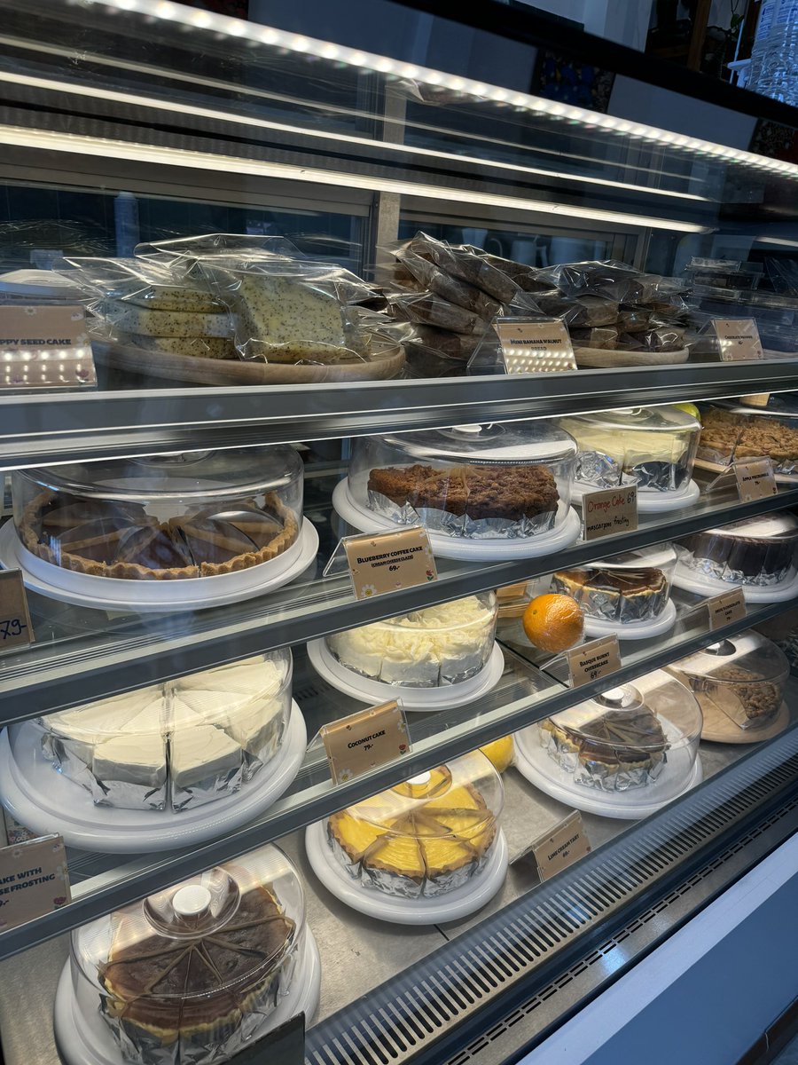 nuarprae's tweet photo. สายวีแกนถูกใจสิ่งนี้ !! กินเค้กแล้วสบายใจ ไม่รู้สึกผิดเลย วันนี้เรามาที่ The Dorm Bakery ร้านเค้กสุดน่ารักในโครงการ Heng station ที่นี่เค้าทำเบเกอรี่วีแกนออกมาได้แบบดีมาก ไม่อ้วนแถมอร่อยอีกด้วย กินไม่หยุดเลย
🕰️08.00-17.00
📍 https://t.co/g2VwcrZfUP
#รีวิวเชียงใหม่ #คาเฟ่เชียงใหม่ https://t.co/S41fBe779L
