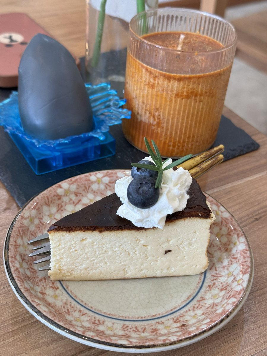 nuarprae's tweet photo. สายวีแกนถูกใจสิ่งนี้ !! กินเค้กแล้วสบายใจ ไม่รู้สึกผิดเลย วันนี้เรามาที่ The Dorm Bakery ร้านเค้กสุดน่ารักในโครงการ Heng station ที่นี่เค้าทำเบเกอรี่วีแกนออกมาได้แบบดีมาก ไม่อ้วนแถมอร่อยอีกด้วย กินไม่หยุดเลย
🕰️08.00-17.00
📍 https://t.co/g2VwcrZfUP
#รีวิวเชียงใหม่ #คาเฟ่เชียงใหม่ https://t.co/S41fBe779L