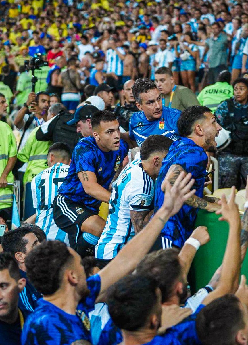 sudanalytics_'s tweet photo. Los jugadores argentinos subidos a la tribuna defendiendo a la gente de la policía. Esto también es la Selección Argentina.

Enormes. https://t.co/9neQHtJBp7