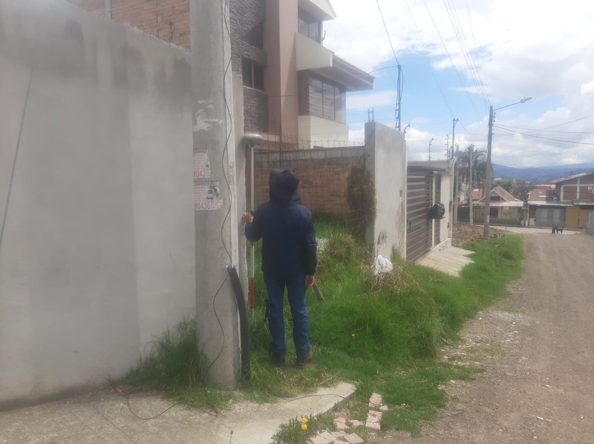 Planificacion_T's tweet photo. 👷‍♂️Desde la Unidad de Vías se realiza el levantamiento topográfico de las calles Cantón Patate y Cantón Chone de Yanuncay, con el fin de crear estudios verticales y proceder con la pavimentación, acción que desarrollará la Unidad Ejecutora, cumpliendo con la Propuesta 85. 👍 https://t.co/L5dxkrCy4R