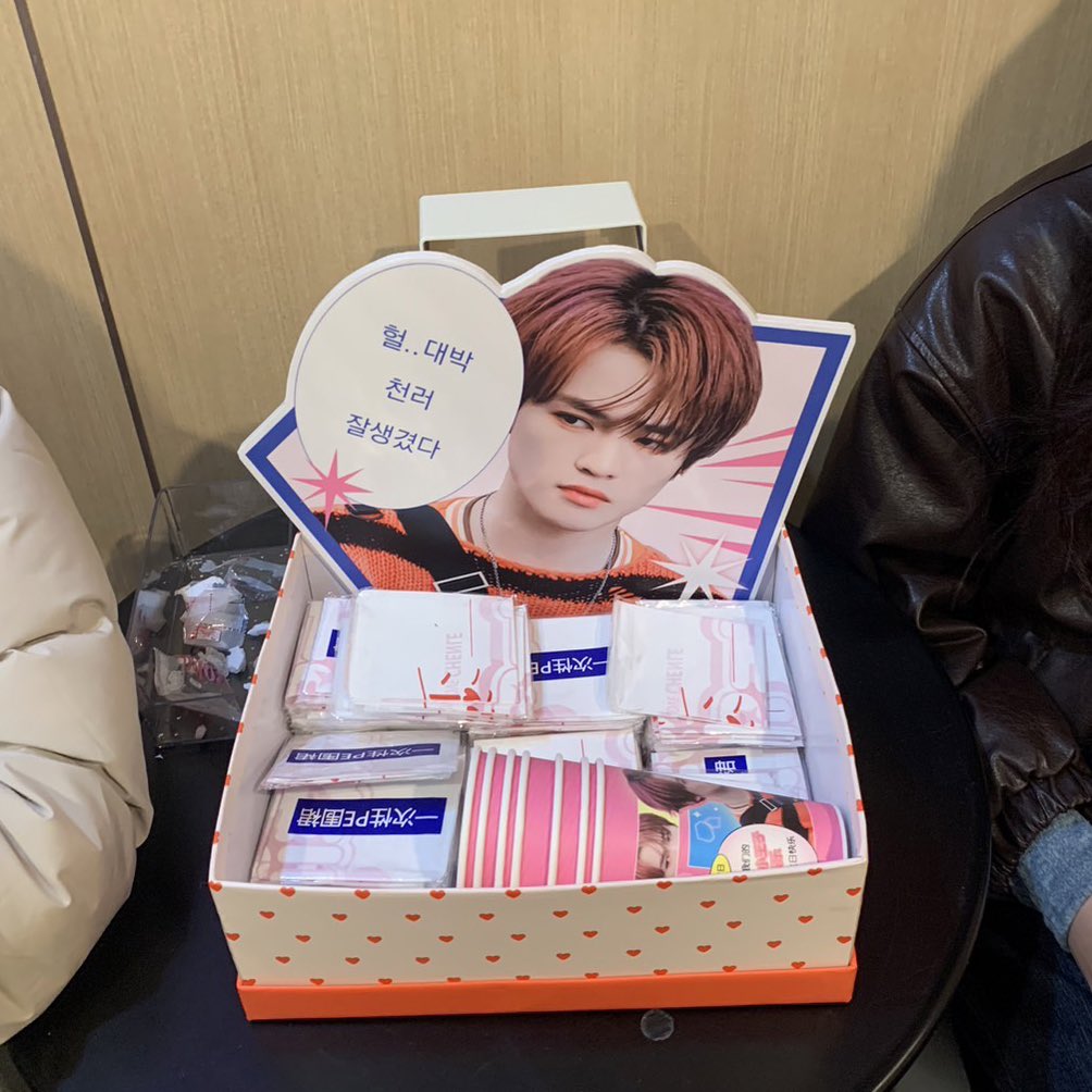 2023leleday's tweet photo. 명동 하딜 천러 생일 이벤트를 좋아해주셔서 감사합니다🩷아직 현장에 있으신분은 남은 특전들이랑 등신대 자유롭게 가져갈 수 있습니다!!다시한번 와주신 분들 다 너무 감사하고 모두 즐겁고 행복한 러러데이 보내셨길 바랍니다🥹 https://t.co/gRMQQwmktI