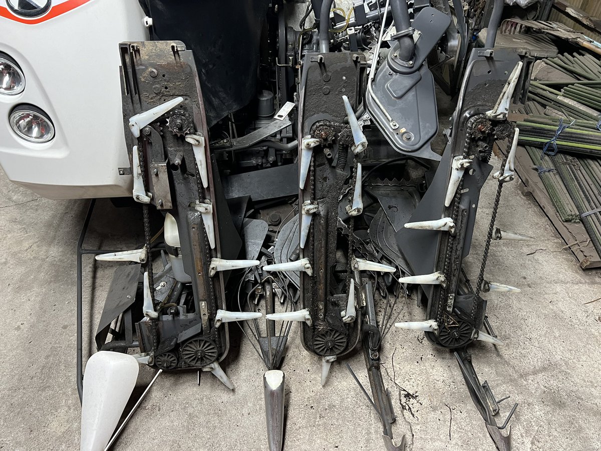 mar_at_8239's tweet photo. コンバインはちゃんと掃除しないとあかん。
こりゃ新車で買って1回も開けてねえな？
(エンジンのシリアルから製造年特定して多分10年間) https://t.co/ec57E3c3Sm