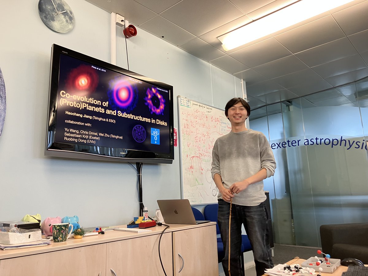 astrobas's tweet image. Impressive seminar by Haochang Jiang (@Tsinghua_Uni &amp;amp; @ESO) earlier this week at @UniofExeter. Haochang&apos;s work neatly ties together models &amp;amp; observations of disc chemistry, pebbles, and accreting protoplanets!