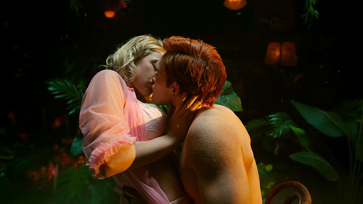 Barchiedaily's tweet photo. In my sweet dreams, you're the one that I'm kissing https://t.co/H6UrPjW6Am