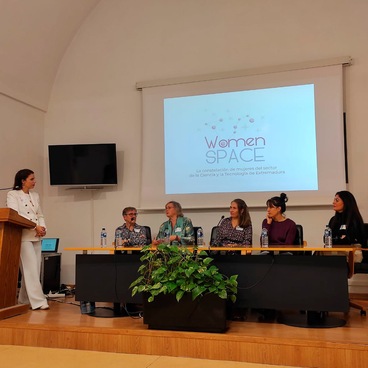 El pasado viernes, 17 de noviembre, celebramos la 𝐆𝐚𝐥𝐚 𝐖𝐨𝐦𝐞𝐧 𝐒𝐩𝐚𝐜𝐞 𝟐𝟎𝟐𝟑 ✨ Un momento de encuentro para las mujeres en ciencia y tecnología de Extremadura ✨ ¡Muchas gracias a todas las participantes y a las asistentes! 👏 

<a href="/ImexJuntaEx/">IMEX | Instituto de la Mujer de Extremadura</a> <a href="/Junta_Ex/">Junta de Extremadura</a> <a href="/FundecytPCTEX/">FUNDECYT-PCTEX</a>