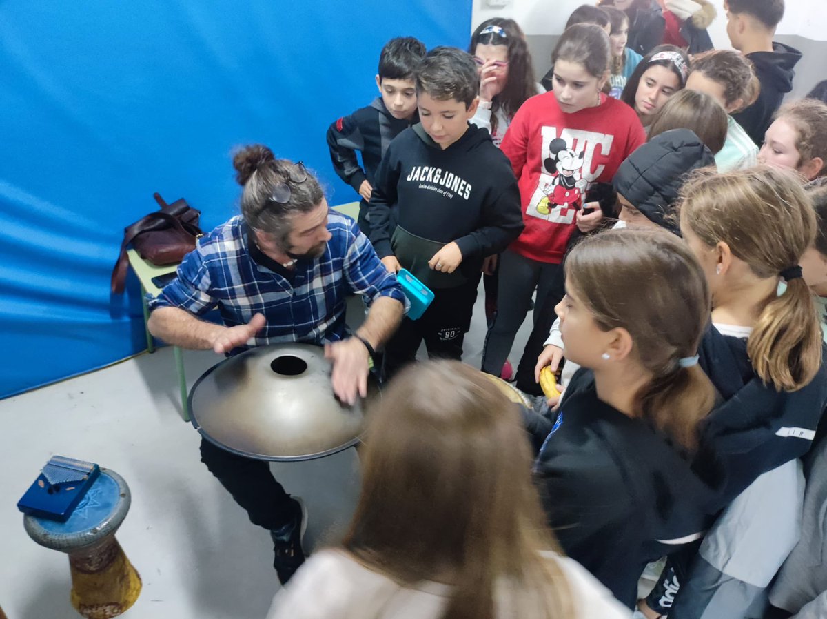 colegioAnduva's tweet photo. 🎼 MÚSICA MAESTRO
🎶 Celebramos el día de Santa Cecilia, patrona de la música descubriendo cómo suenan algunos instrumentos no tan conocidos, como la Kalimba, el Djembe, el Hang Pantalla la Darbuca.
🙏Muchas gracias a nuestro invitado por acercarnos un poquito más la música https://t.co/ey567rXHyc
