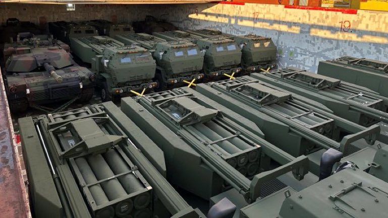 Duża dostawa amerykańskiego sprzętu wojskowego dla Wojska Polskiego! Obecnie w Świnoujściu trwa jego rozładunek – najpierw 11 wyrzutni HIMARS. W kolejce do wyładunku czekają kolejne wyrzutnie oraz czołgi M1A1 ABRAMS z wozami zabezpieczenia technicznego M88A2 HERCULES.
