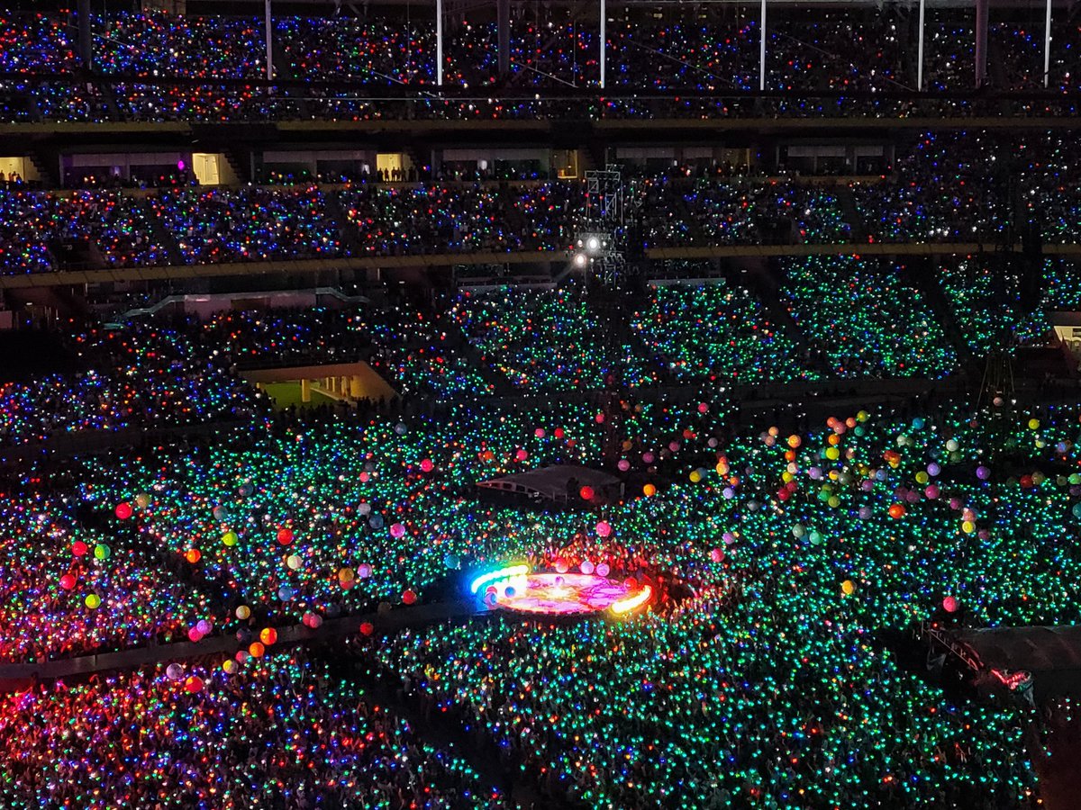 ddalgi_kv's tweet photo. This have got to be the MOST BEAUTIFUL CONCERT i've ever been to. #COLDPLAYinKL #ColdplayinMY #coldplayinmalaysia https://t.co/Ccc3R6lM7h