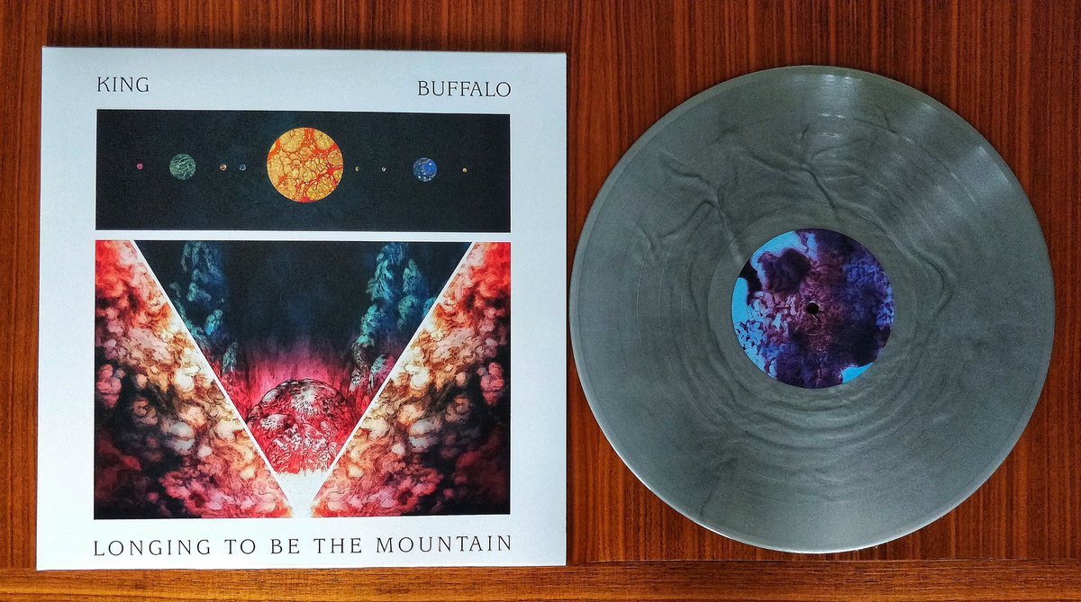 💥
#NowPlaying Longing To Be The Mountain, the 2nd studio album by 🇺🇲 #KingBuffalo, released Oct 12, 2018 via #StickmanRecords.
#nowspinning #vinylrecords #vinylcollector #vinylcommunity #vinylcollection @kingbuffaloband #progressiverock #psychedelicrock #recordcollection