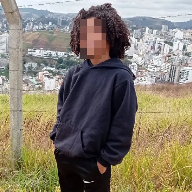 choquei's tweet photo. 🚨BRASIL: Mãe afirma que filho de 8 anos teve cabelo black power amarrado à força pela professora, em Minas Gerais. 

"Ele falou que a professora chamou o cabelo dele de feio na sala de aula. Na hora do recreio, falou com ele numa ignorância danada: 'Senta aí agora!'. Pegou uma buchinha dela, nem é dele, ele não tem buchinha, e prendeu com força. Ele falou que até doeu", contou a mulher ao G1.