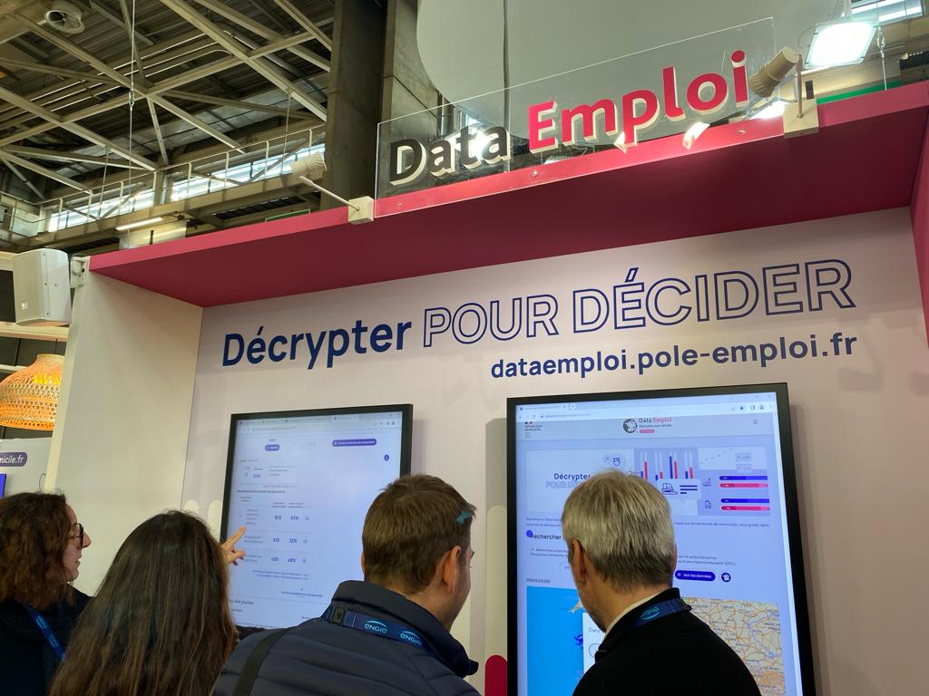 FranceTravail's tweet photo. [#SMCL2023 🟡] La minute #DataEmploi avec @HeleneCaillol 🗣️

"C’est déjà 1 M de pages vues, 250 K visites et 160 K visiteurs uniques ! Cet outil va continuer d’évoluer, avec + de données sur les bénéficiaires du RSA, les jeunes et les personnes en situation de #handicap"
🧵 1/2 https://t.co/TAVmQeiEod