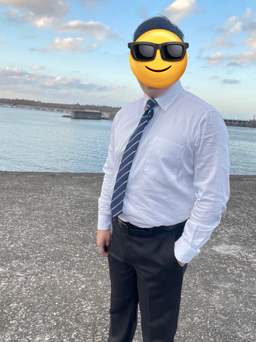 脫掉外套，隱約看到自己的小蠻肚~