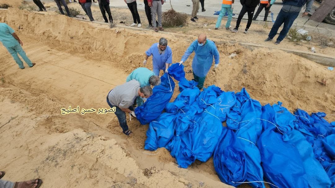 sahabatalaqsha's tweet photo. BREAKING 
22/11/23

Lebih dari seratus warga Palestina tak diketahui identitasnya dimakamkan di kuburan massal pagi ini di Khan Yunis setelah sebelumnya tertahan di rumah sakit Asy Syifa di #Gaza, yang saat ini dijadikan tempat ngumpet oleh gerombolan Zionis Israel.

@QudsNen https://t.co/XJKhBuaeTD
