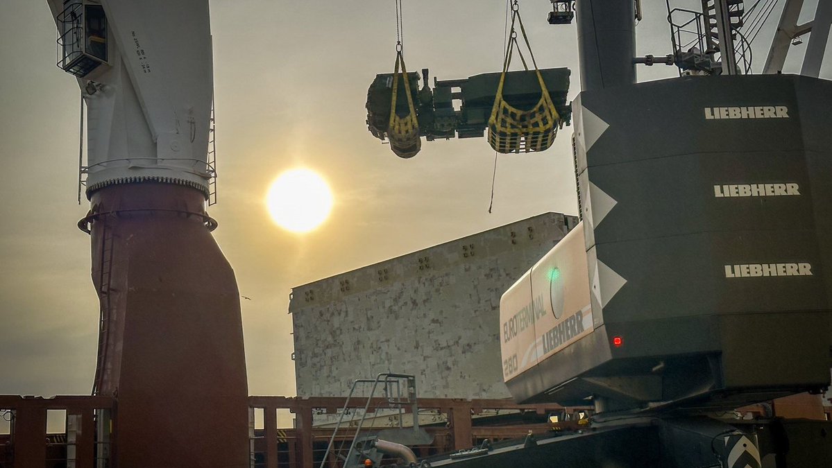 AgencjaUzbr's tweet image. Kolejne wyrzutnie pierwszego dmo #HOMAR-A już w Polsce. Po prawie półroczu, w 🇵🇱 porcie w Świnoujściu zameldowało się 11 wieloprowadnicowych wyrzutni #M142 #HIMARS, zamówionych dla #WojskoPolskie w ramach umowy z 2019 roku. Rozładunek sprzętu wojskowego wciąż trwa.